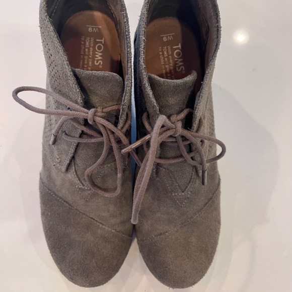 Tom’s olive suede wedge-heel booties, size 9 - Picture 2 of 6